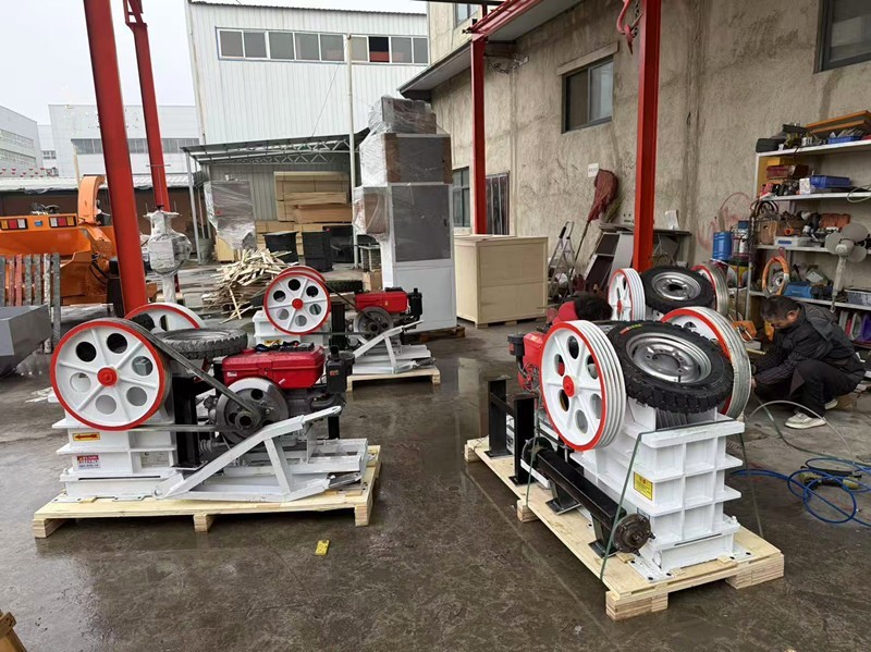 Portable mobile mini sand, gravel and rock diesel engine mobile jaw crusher