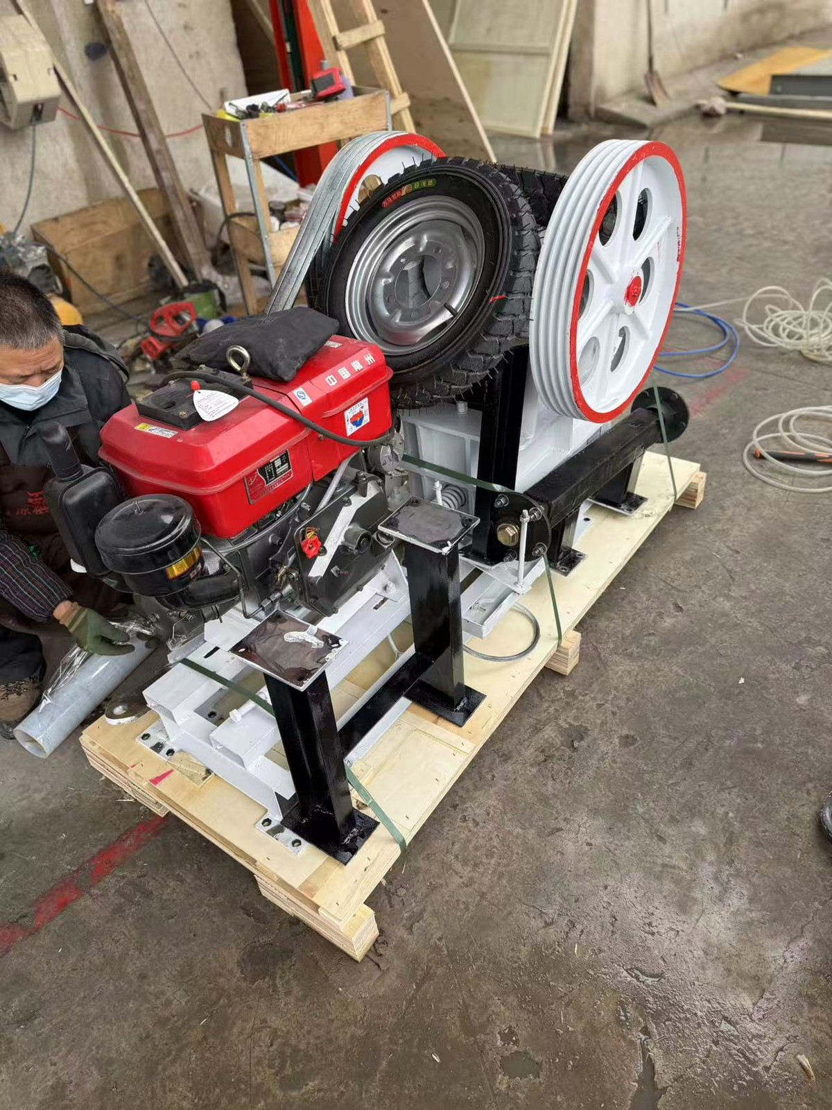 Mobile basalt granite jaw crusher, oil-electric dual-purpose gravel crusher