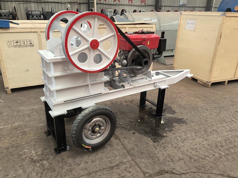 Mobile basalt granite jaw crusher, oil-electric dual-purpose gravel crusher