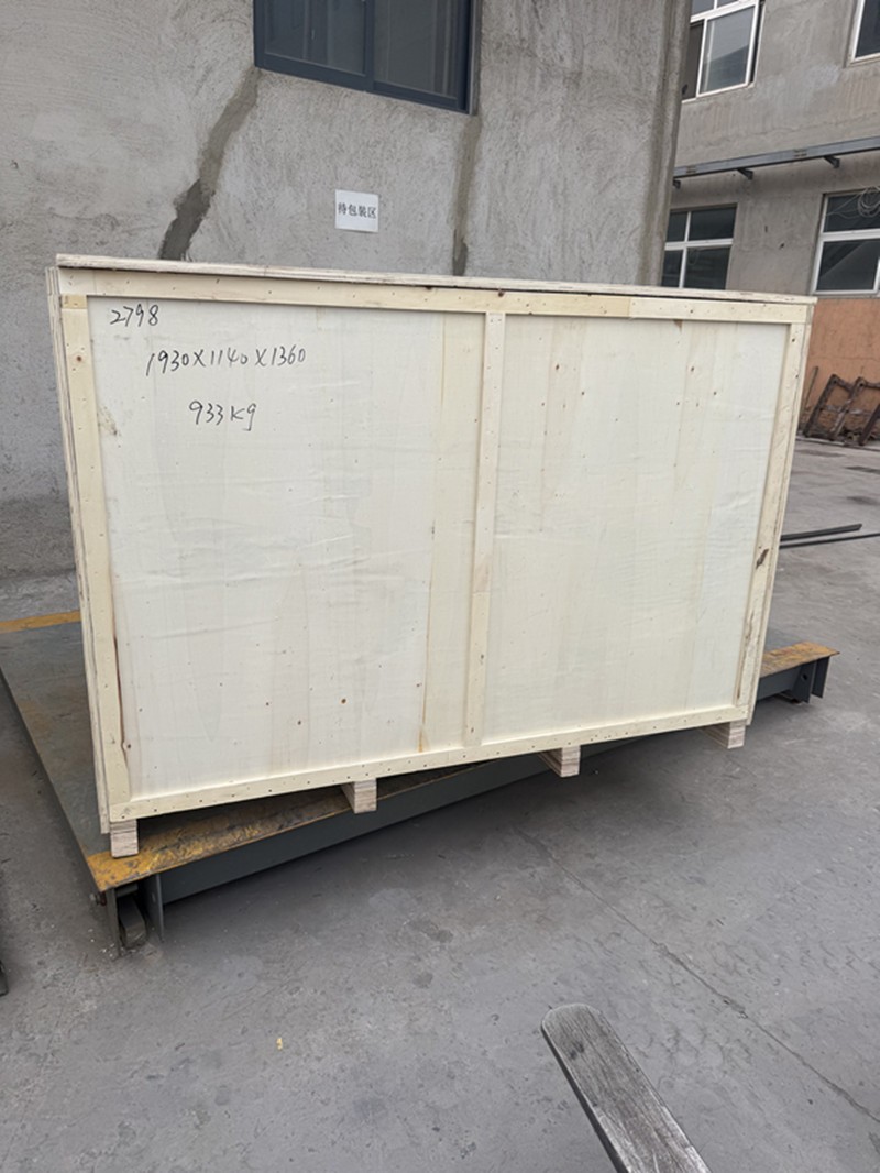 Belt-driven jaw crusher with motor and frame, jaw crusher, stone crusher