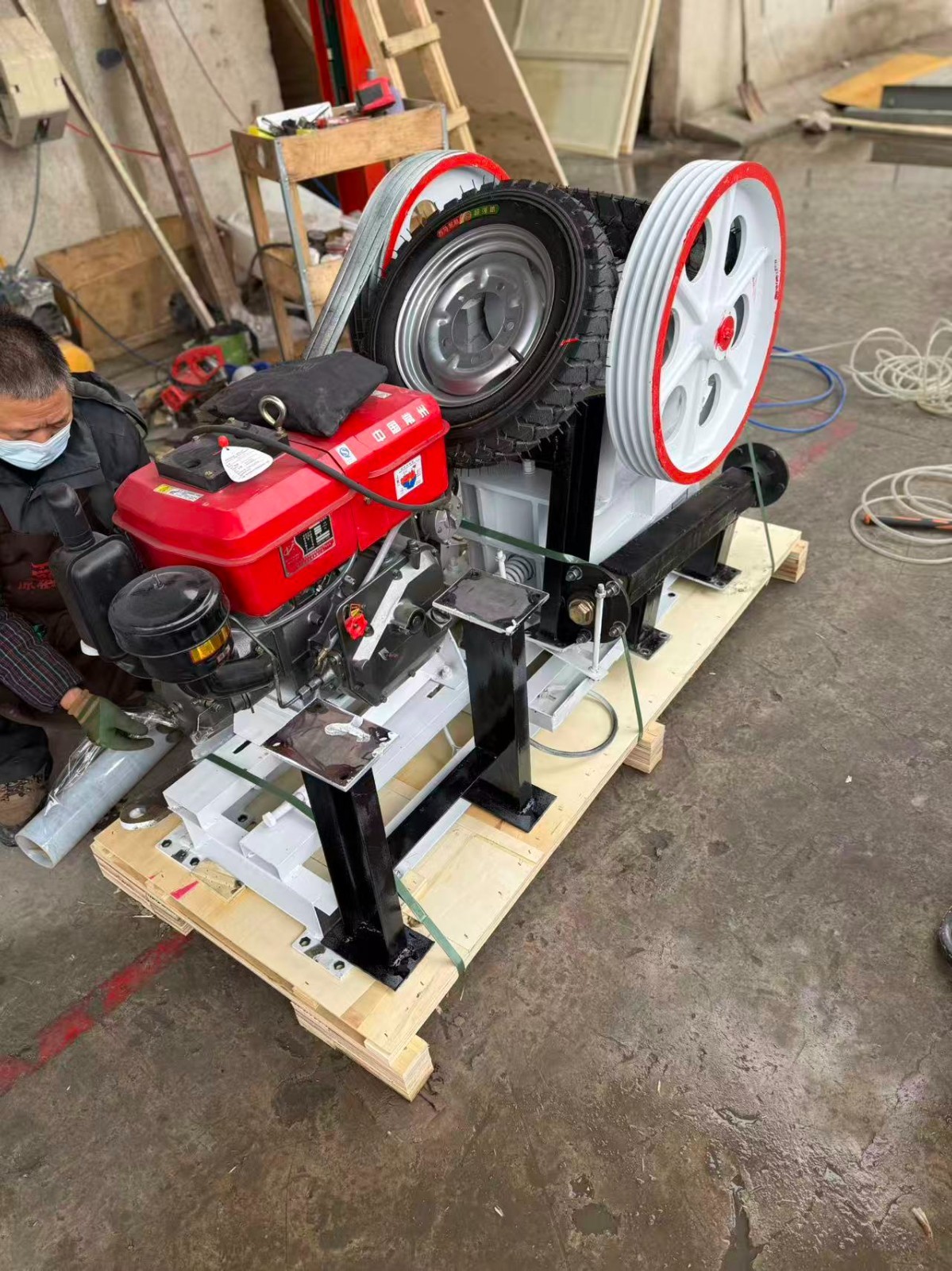 Portable mobile mini sand, gravel and rock diesel engine mobile jaw crusher