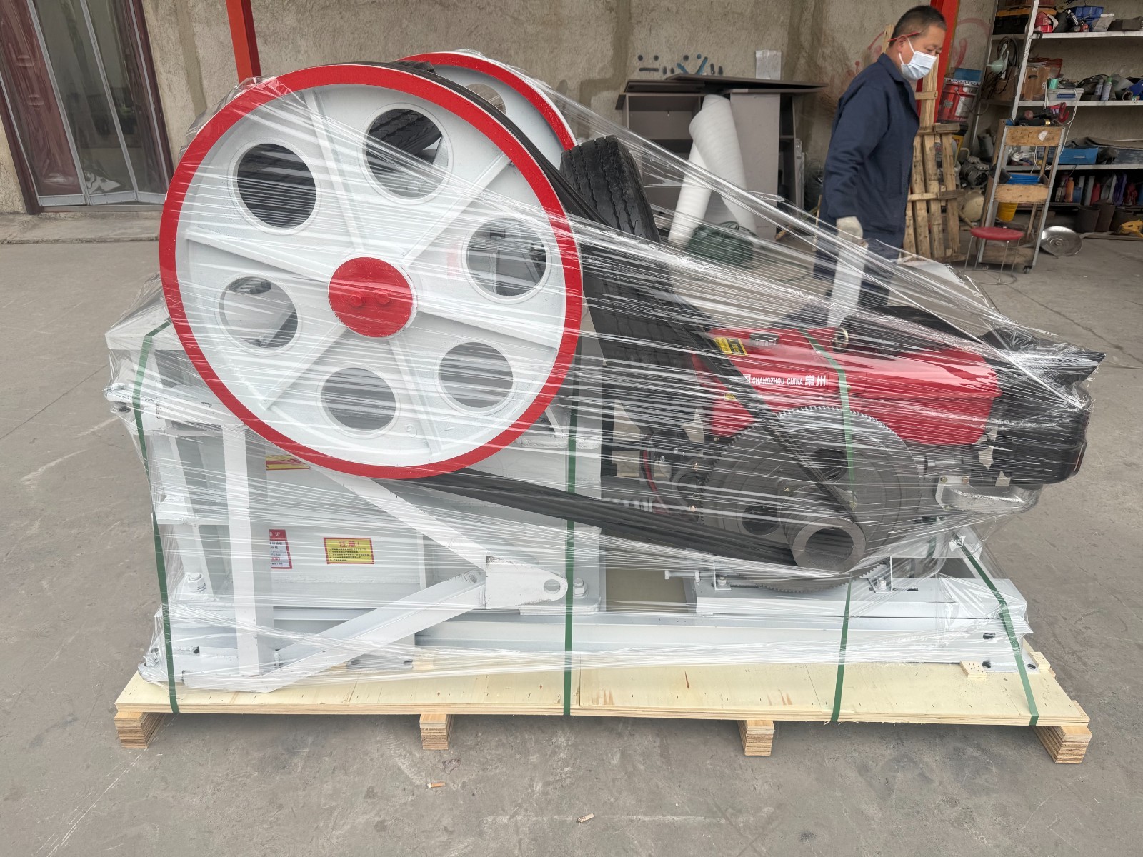Belt-driven jaw crusher with motor and frame, jaw crusher, stone crusher