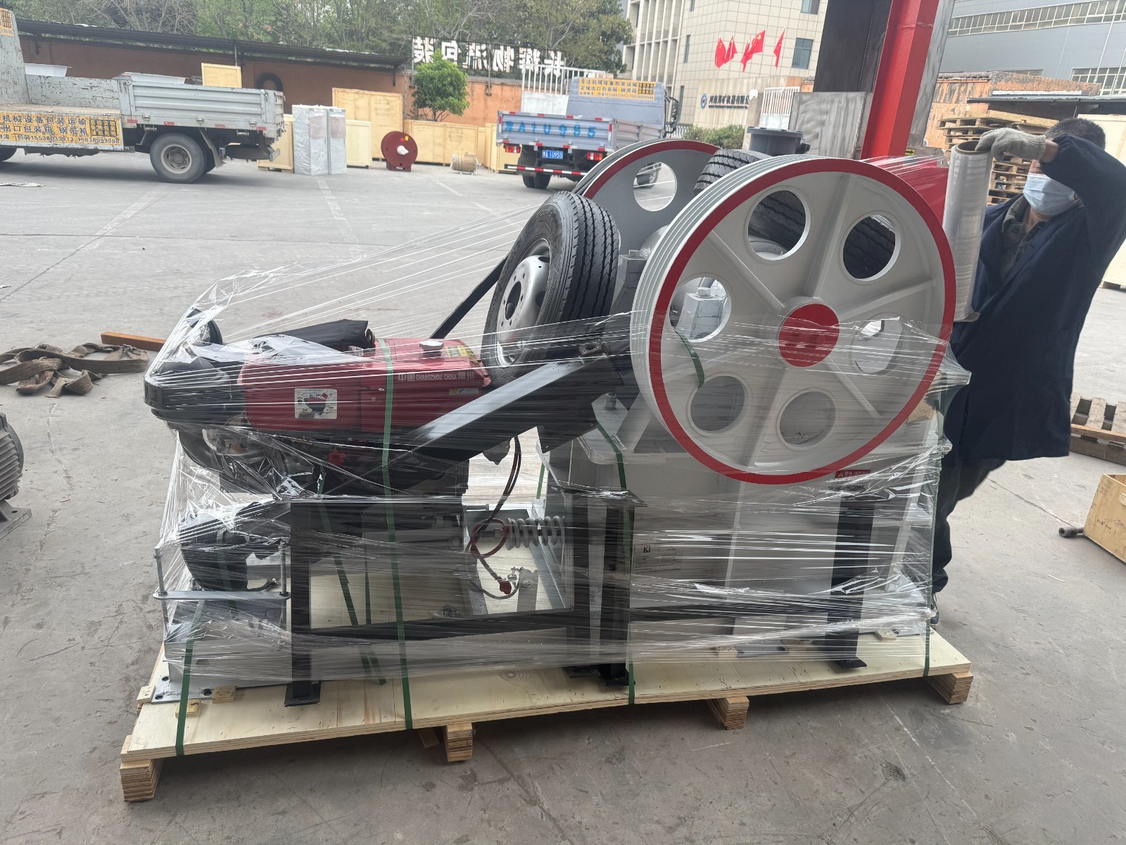 Portable mobile mini sand, gravel and rock diesel engine mobile jaw crusher