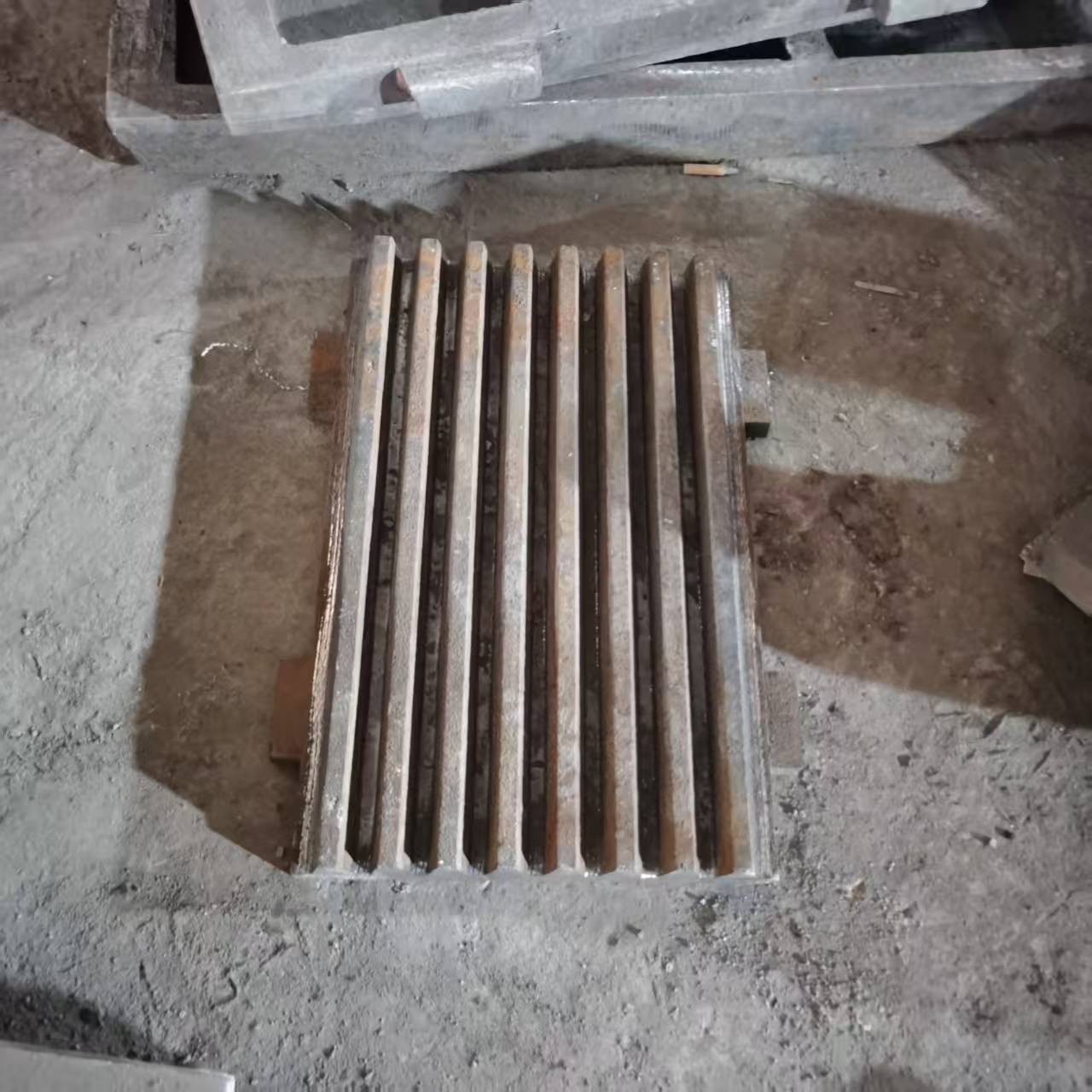 Belt-driven jaw crusher with motor and frame, jaw crusher, stone crusher
