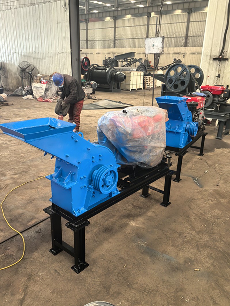 Belt-driven jaw crusher with motor and frame, jaw crusher, stone crusher