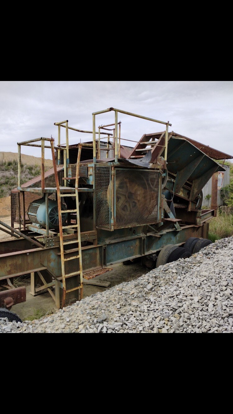 Universal 18” X 24” Jaw Crusher Portable With Feeder And Motor